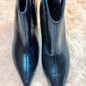 Sleek Black Ankle Boots with Textured Finish